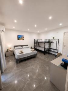 a bedroom with two bunk beds in a room at I Due Moli 2'0 Vibo Marina in Vibo Valentia Marina