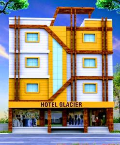 a hotel clater building with a yellow and white facade at Hotel Glacier in Arāria