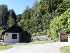 a small building in the middle of a forest at UMUNDUM Hütte in Katsch Oberdorf +44 photos