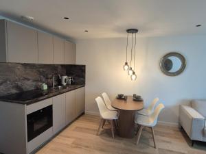 una cucina con tavolo e sedie in una stanza di Hof van Bergen a Bergen