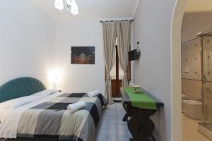 ローマにあるボールームズのベッドルーム1室(ベッド1台、デスク、バスルーム付)