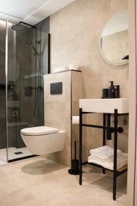 a bathroom with a toilet and a sink and a shower at TeneaHome - Escuelas Pías in Yecla