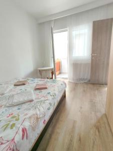 a bedroom with a bed and a large window at Intime Poto House Suceava in Suceava