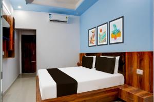 a bedroom with a bed in a room at Hotel O Adinath Guest House in Bahādrābād +24 photos