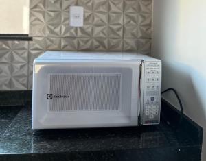 a microwave oven sitting on top of a counter at Casa da folha 12 in Marabá