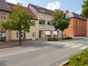 an empty street in front of a building at Ein Zuhause auf Zeit in Osterburg