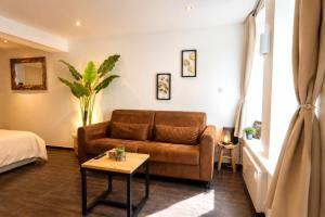 a living room with a couch and a table at Beau gîte avec jacuzzi in Barr