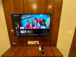 a flat screen tv sitting on top of a wall at Hotel Dreamland in Hisār