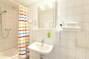 Koupelna v ubytování Hotel Forsthaus + 24 fotografií
