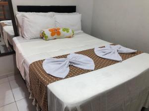 a couple of beds with towels on them at Pousada Valley House in Piranhas +20 photos
