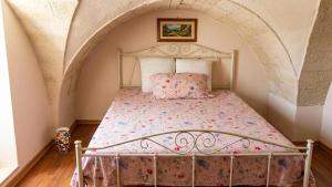 a bed in a room with an arched ceiling at Il Salento di Socrate e Socrata in Ugento
