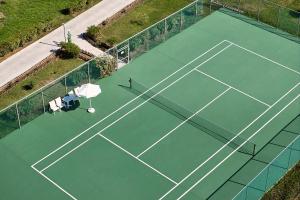 an overhead view of a tennis court at Sandy Villas Resort by Rizos Resorts in Línia