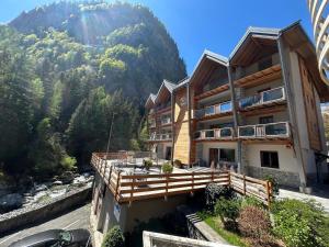 ein Wohnhaus mit Bergblick in der Unterkunft Hotel Le Cime in Val Masino