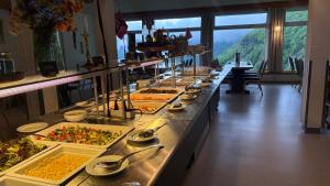 ein Buffet mit vielen ausgestellten Tellern voller Essen in der Unterkunft Hotel Videseter in Stryn