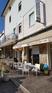 ペスキエーラ・デル・ガルダにあるAlbergo Marsariの建物前のテーブルと椅子