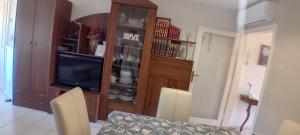 ein Wohnzimmer mit Fernseher und Entertainment-Center in der Unterkunft Apartment Bella in Split