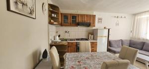 eine Küche mit einem Tisch und eine Küche mit einem Sofa in der Unterkunft Apartment Bella in Split