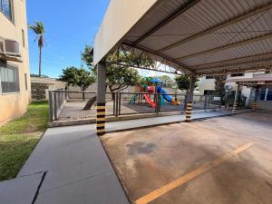 an empty parking lot with a playground in the background at Apartamento Completo e confortável em Sinop Mt in Sinop