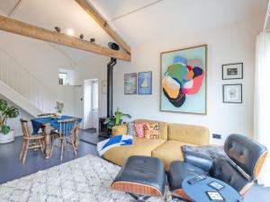 a living room with a couch and a table at Sparrows Nest - Uk50109 in Longham