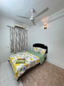 a bedroom with a bed and a ceiling fan at Homestay PANDAN 10 PULAU MELAKA in Malacca
