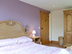 a bedroom with a bed and a table with a lamp at Four Bays - Ioh in Brandesburton