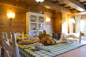 a dining room with a table with bread and food at Pescasseroli Appartamento Panoramico in Pescasseroli