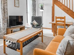 a living room with a coffee table and a couch at Bridge Cottage - Ukc9516 in Sheepwash