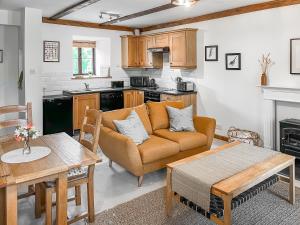 a living room with a couch and a table at Bridge Cottage - Ukc9516 in Sheepwash