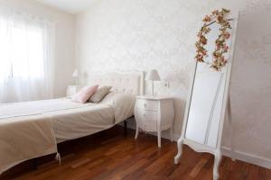 1 dormitorio con cama, tocador y espejo en Lovely Loft Rambla, en Alicante