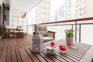 un balcón con una mesa en una terraza de madera en Lovely Loft Rambla, en Alicante