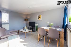 a living room with a table and a couch at Newly Refurbished Flat Parking 2 Bedrooms 4 Guests in Kenton