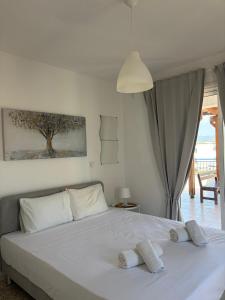 a bedroom with a white bed with two pillows on it at Galtheo in Lachi