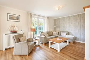 a living room with a couch and a table at Alt Wrixum Haus 1 in Wrixum