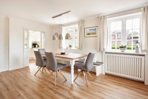 a dining room with a table and chairs at Alt Wrixum Haus 1 in Wrixum