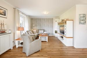 a living room with a couch and a table at Alt Wrixum Haus 1 in Wrixum