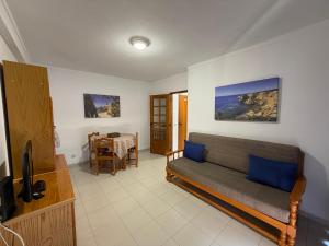 a living room with a couch and a table at Casa Fragata B in Armação de Pêra