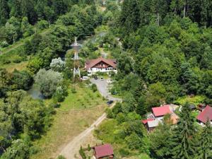 an aerial view of a house in the middle of a forest at La Moară la Făgădău in Tuşnad