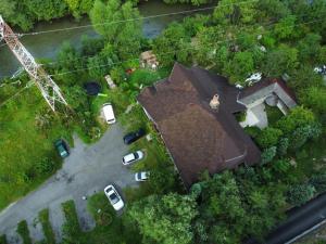 an overhead view of a house with cars parked at La Moară la Făgădău in Tuşnad