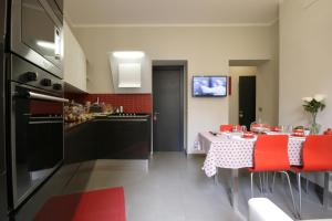 uma cozinha com uma mesa com uma toalha de mesa vermelha e branca em B&B Sinfonia Sul Tevere em Roma