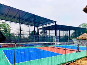 a tennis court with a net on top of it at The Windy Villa Ba Vì in Xóm Gốc Gia