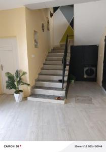 a staircase in a living room with a potted plant at Galle subalbe in Pikine