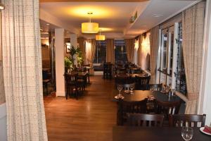 A restaurant or other place to eat at Ailean Chraggan