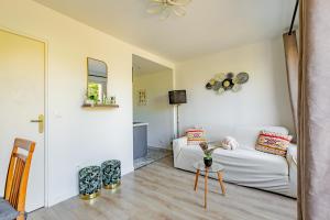 a small bedroom with a bed and a table at Les Suites d'Orly, Évasion à 15 min de Paris in Orly