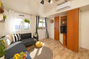 a living room with a couch and a tv at Bol Cutie in Murvica