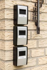 two toasters on the side of a building at HeideHygge 2 in Schneverdingen