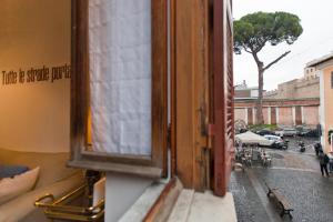 ローマにあるボールームズの市街の景色を望む開口窓