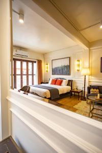 a bedroom with a king sized bed in a room at Na Vayla PaPlern in Bangkok