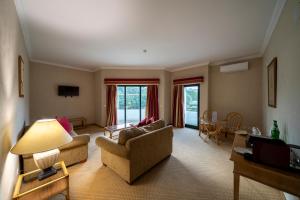 ein Wohnzimmer mit Sofa und Tisch in der Unterkunft Riviera Hotel in Carcavelos