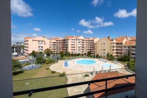 Blick vom Balkon einer Wohnung mit Swimmingpool in der Unterkunft Riviera Hotel in Carcavelos