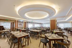 a dining room filled with tables and chairs at Maysan Rotana El Mysk Fully Renovated in Medina